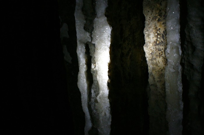 Nhũ đá nghìn năm trong hang Phượng Hoàng vẫn còn nguyên sơ
